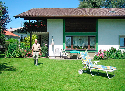 Liegewiese und Terrasse Liegewiese und Terrasse